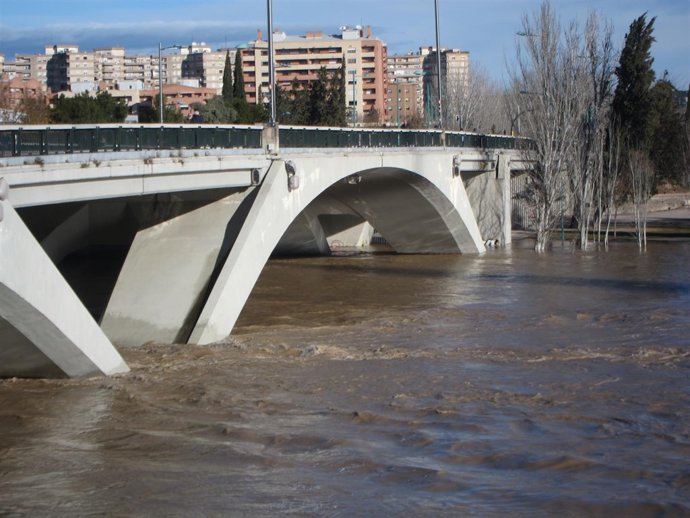 El río Ebro a su paso por la capital aragonesa