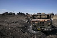 Los separatistas aseguran haber iniciado la retirada de armamento pesado mientras Kiev denuncia bombardeos