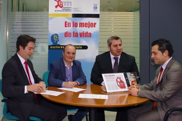 Firma del convenio entre Kutxabank y la Asociación de Eslerosis Múltiple. 