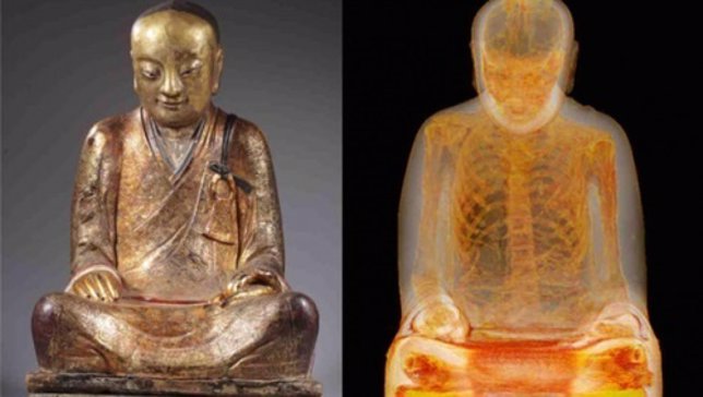Estatua de Buda en una momia