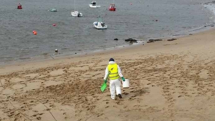 Tareas de limpieza del vertido en la ría de Avilés.