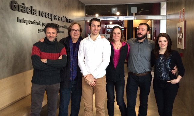 El dtor.V.Pons con el elenco y guinista de 'El virus de la por'