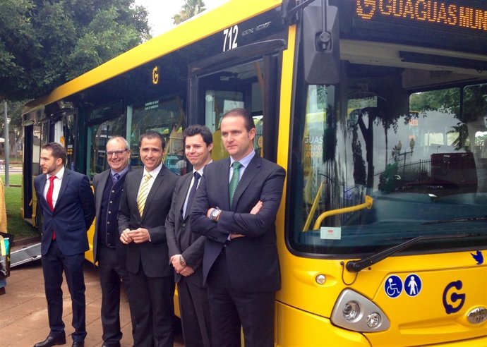 Sabroso (PP) con el equipo de Guaguas e Iveco, con una de las nuevas guaguas
