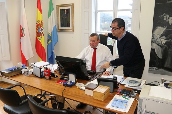 Angel Vega en su despacho