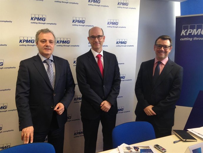 Los representantes de KPMG explican los datos analizados en rueda de prensa
