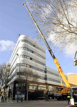 Grúa retirando antena