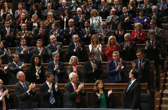 El presidente del Gobierno, Mariano Rajoy, aplaudido por los diputados populares