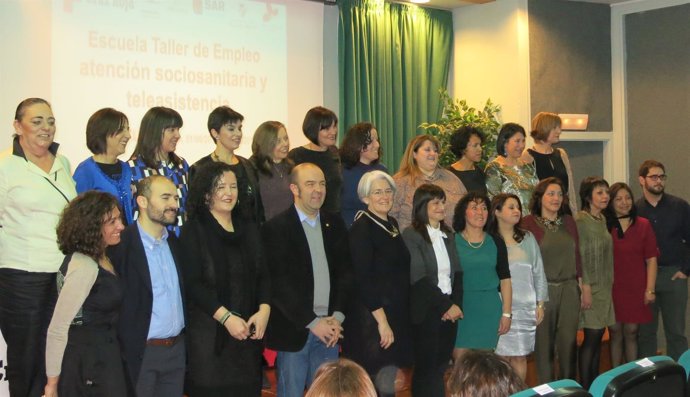 Goicoechea, con las alumnas de la Escuela Taller de Empleo y autoridades.