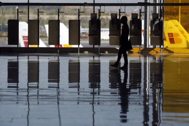 Un hombre camina en la Terminal 4 del aeropuerto de Barajas (Madrid)