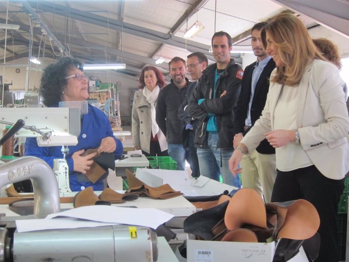 La presidenta de la Junta, Susana Díaz, en una fábrica de calzado. 