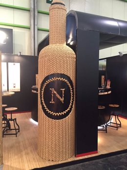 Botella de vino más grande del mundo hecha con tapones