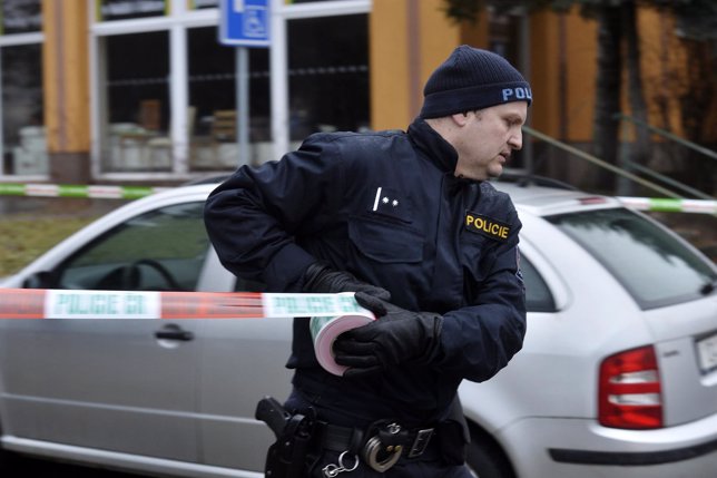 Un policía acordona la zona donde ha ocurrido el tiroteo en la República Checa