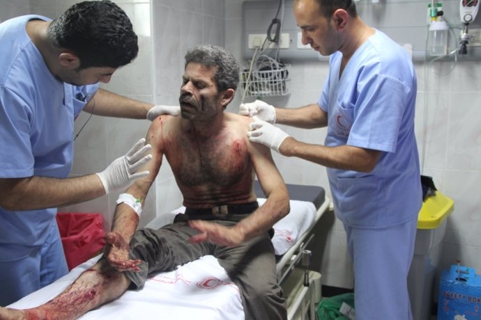 Un herido recibe atención en uno de los hospitales palestinos