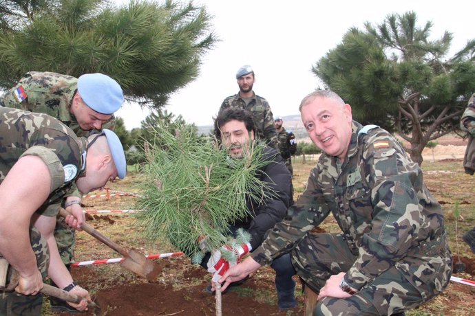 El general Ruiz Olmos (dcha.) y el alcalde libanés durante el plantado conjunto