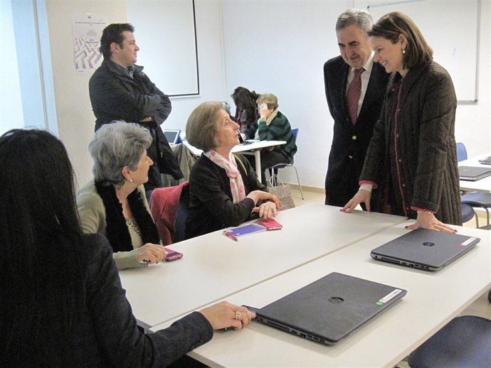 Ana Cobo visita un centro de la Cruz Roja