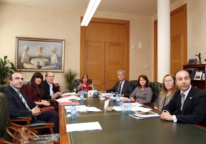 Reunión del grupo tordesillas en málaga  presidido por rectora de la calle