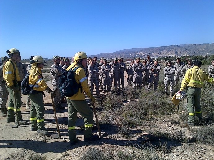 Miembros del Infoca adiestran al ejército en extinción de incendios