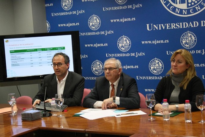El rector de la Universidad de Jaén, Manuel Parras, en rueda de prensa