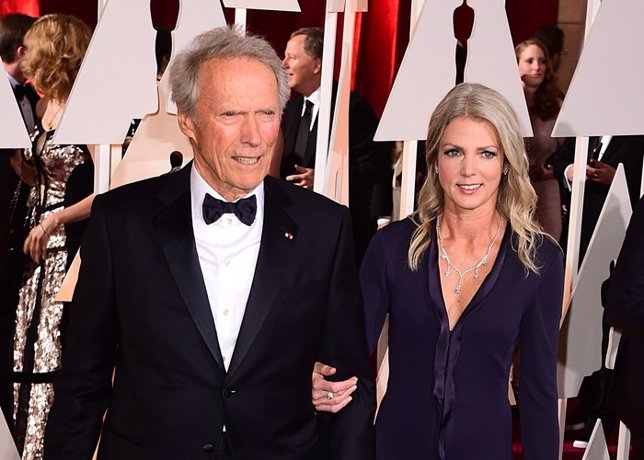 Clint Eastwood pasea por la alfombra roja a nueva novia, 30 años más joven