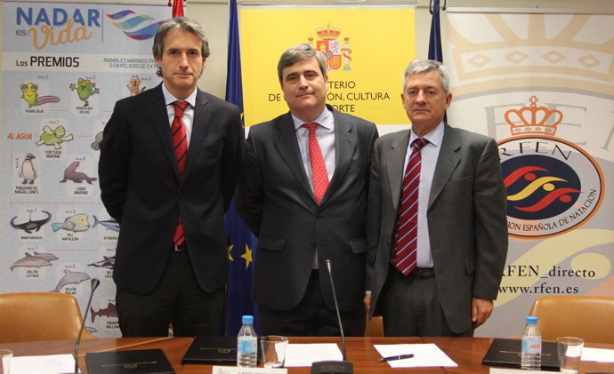 Cardenal, Carpena e Iñigo de la Serna firman Nadar es Vida