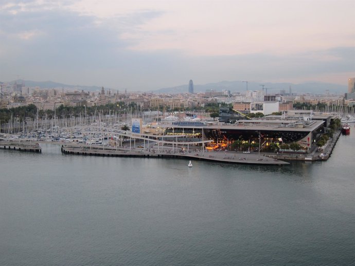 Port Vell con barcos amarrados y el Maremagnum. Puerto de Barcelona