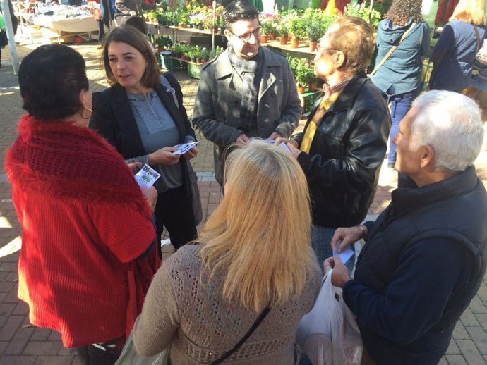 Elena Cortés en el mercadillo