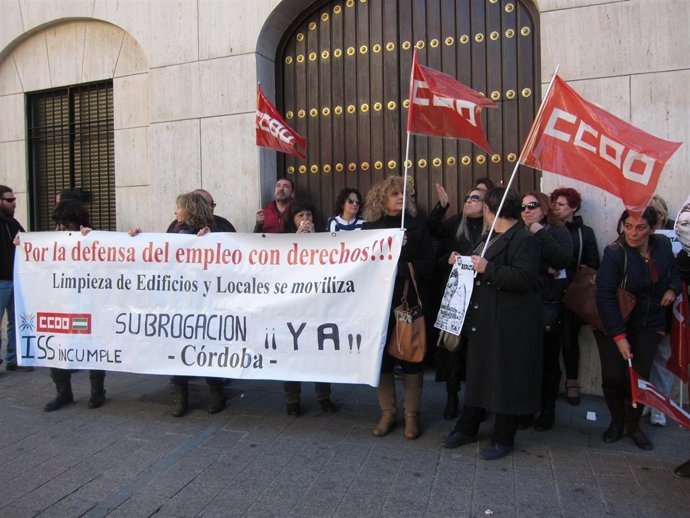 Concetración de las limpiadoras de Justicia ante la Junta