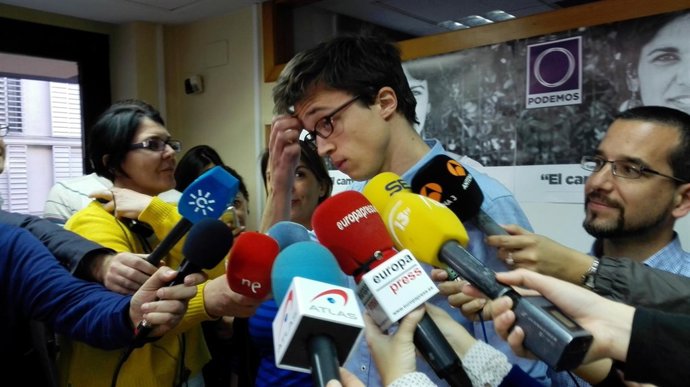 Íñigo Errejón atiende a los medios