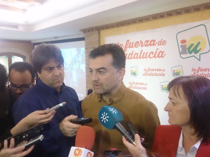 Maíllo hace declaraciones a los periodistas antes del acto público en Almería