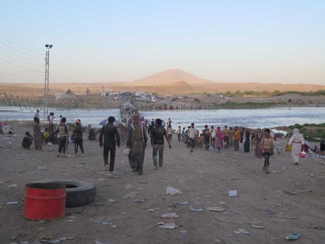 Yezidis huyendo Mount Sinjar.jpg