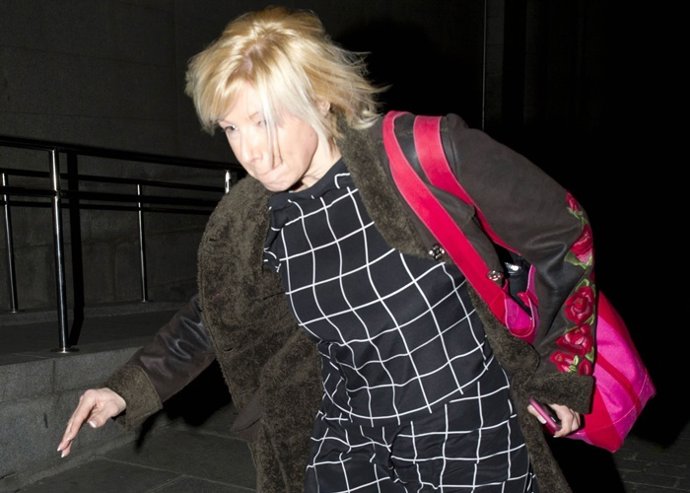 Annel igartiburo llega corriendo al estreno de su novio en el Teatro Real 