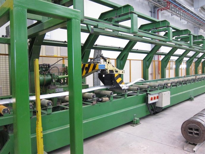 Máquina trabajando en una fábrica.