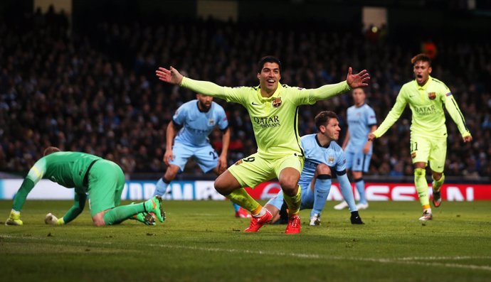 Luis Suárez celebra el doblete en Manchester