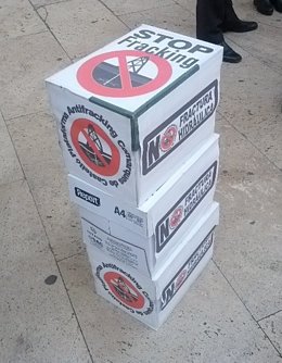 Cajas con las firmas anti fracking en Castellón