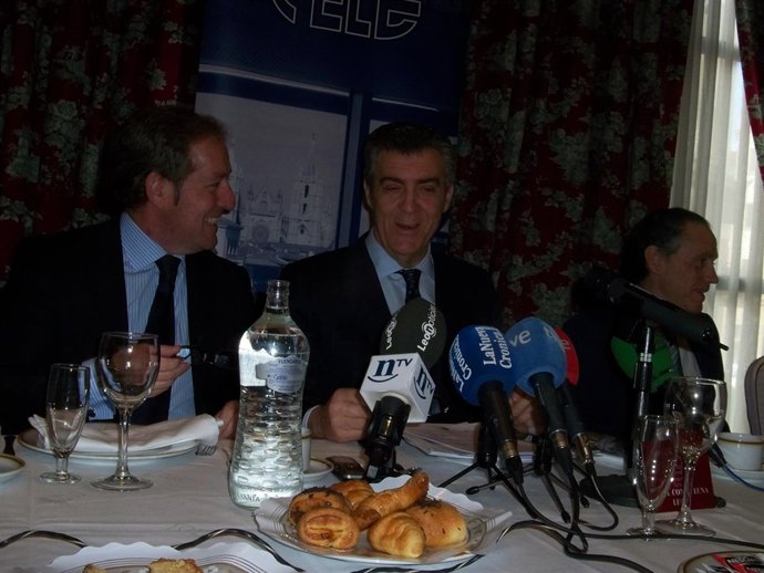 Cepedano, (centro) con otros miembros de la junta directiva.