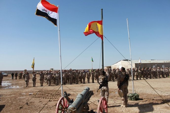 Bandera española ondeando en la base iraquí de Besmayah