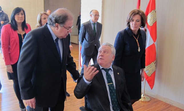 Herrera conversa con el capitán Aliste en presencia de Josefa García Cirac 