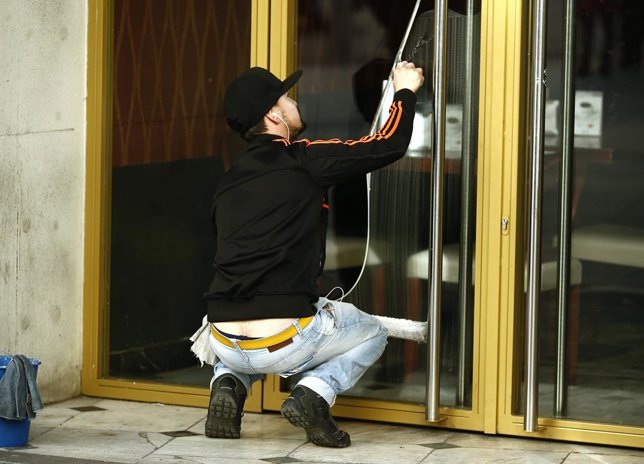 Gente trabajando, trabajador, autónomo, paro, empleo, epa, limpia cristales