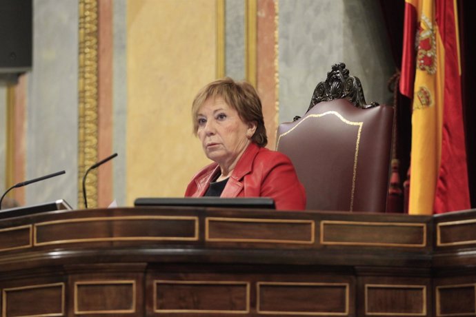 Celia Villalobos presidiendo el pleno del Congreso