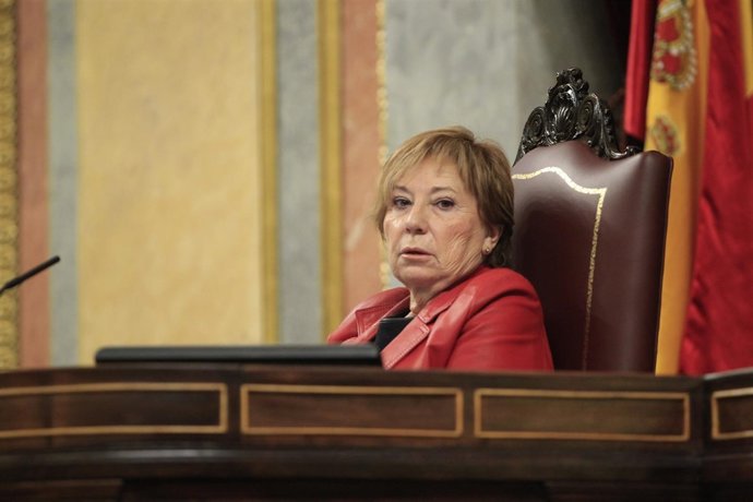 Celia Villalobos presidiendo el pleno del Congreso