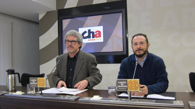 Gregorio Briz y Miguel Martínez Tomey (CHA) en rueda de prensa en las Cortes