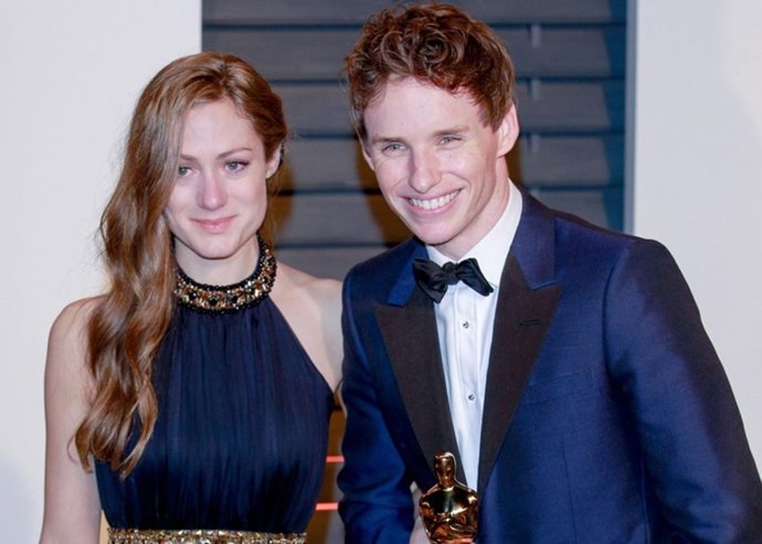 Eddie Redmayne supera su daltonismo gracias a su mujer Hannah bagshawe