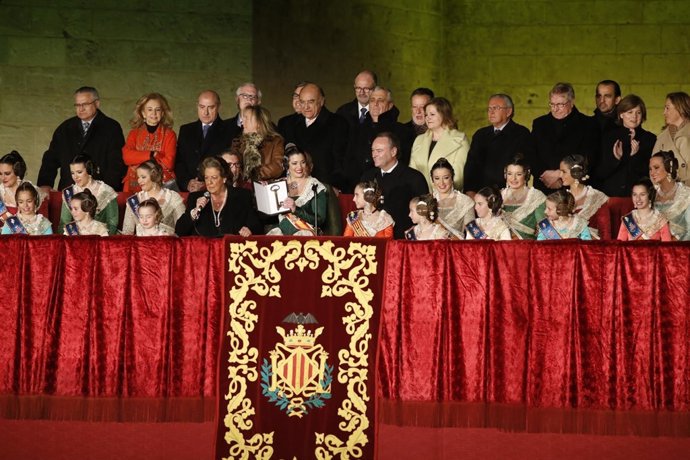 Barberá interviene en la Crida 2015, junto a Fabra y las Falleras Mayores.