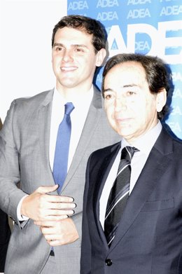 Albert Rivera (C's) y el presidente de ADEA, Salvador Arenere.