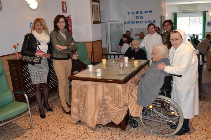 Cabezas y Ceballos (izda.) en la visita a la residencia