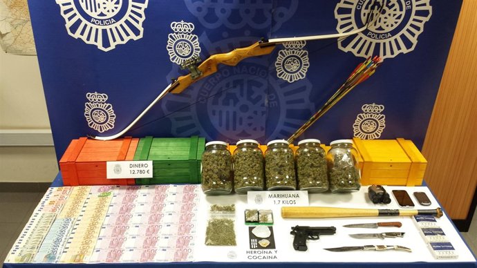 Material ocupado a las dos personas detenidas. 