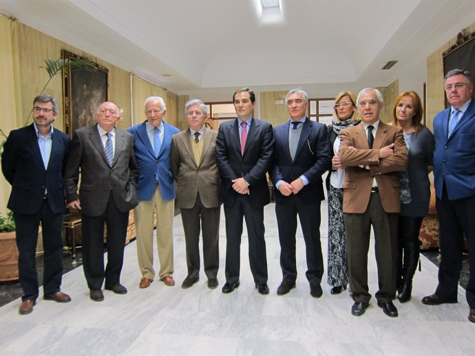 José Antonio Nieto con los miembros de la comisión