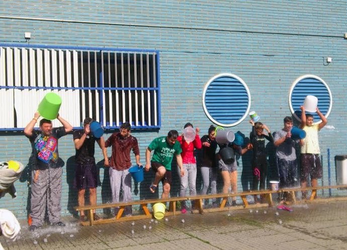 Alumnos y profesores del IES Saltés de Punta hacen el reto del agua helada.