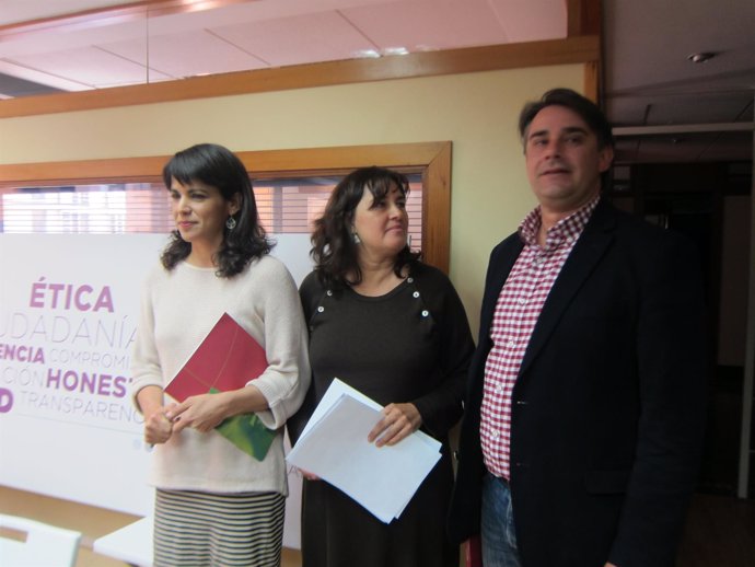 Teresa Rodríguez, hoy junto a Juan Moreno Yagüe y  Auxiliadora Honorato