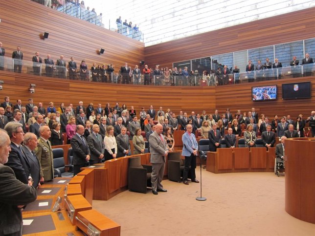 El hemiciclo y los asistentes en pié